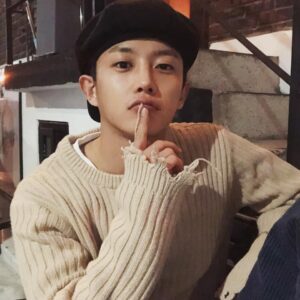 Kim Min-seok Instagram - 그래요. 저 셀고에요.#민호폰 #베레모형제