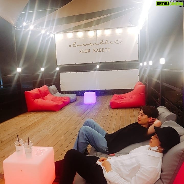 Kim Min-seok Instagram - 꿈을 이루고자 서울에 상경해 가족처럼 동거동락했던 준현이. 거의 몇년을 백수처럼 놀더니 더 이상은 안되겠다며. 부산에서 카페를 만들어보겠다며 기장으로 내려갔다. 그러고 고생해서 만든 카페 #슬로우래빗 분위기도 너무좋고 가족들과 혹은 연인들이 쉬어가면서 추억을 만들기 충분한 공간이었다. 커피도 너무 맛있고 루프탑과 뷰도 너무 이쁜 #부산카페#기장카페 #슬로우래빗#느린토끼#음식도맛나요 항상 하는 얘기지만 너만 잘하면 됨. @slowrabbit_coffee_official