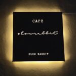 Kim Min-seok Instagram - 꿈을 이루고자 서울에 상경해 가족처럼 동거동락했던 준현이. 거의 몇년을 백수처럼 놀더니 더 이상은 안되겠다며. 부산에서 카페를 만들어보겠다며 기장으로 내려갔다. 그러고 고생해서 만든 카페 #슬로우래빗 분위기도 너무좋고 가족들과 혹은 연인들이 쉬어가면서 추억을 만들기 충분한 공간이었다. 커피도 너무 맛있고 루프탑과 뷰도 너무 이쁜 #부산카페#기장카페 #슬로우래빗#느린토끼#음식도맛나요 항상 하는 얘기지만 너만 잘하면 됨. @slowrabbit_coffee_official