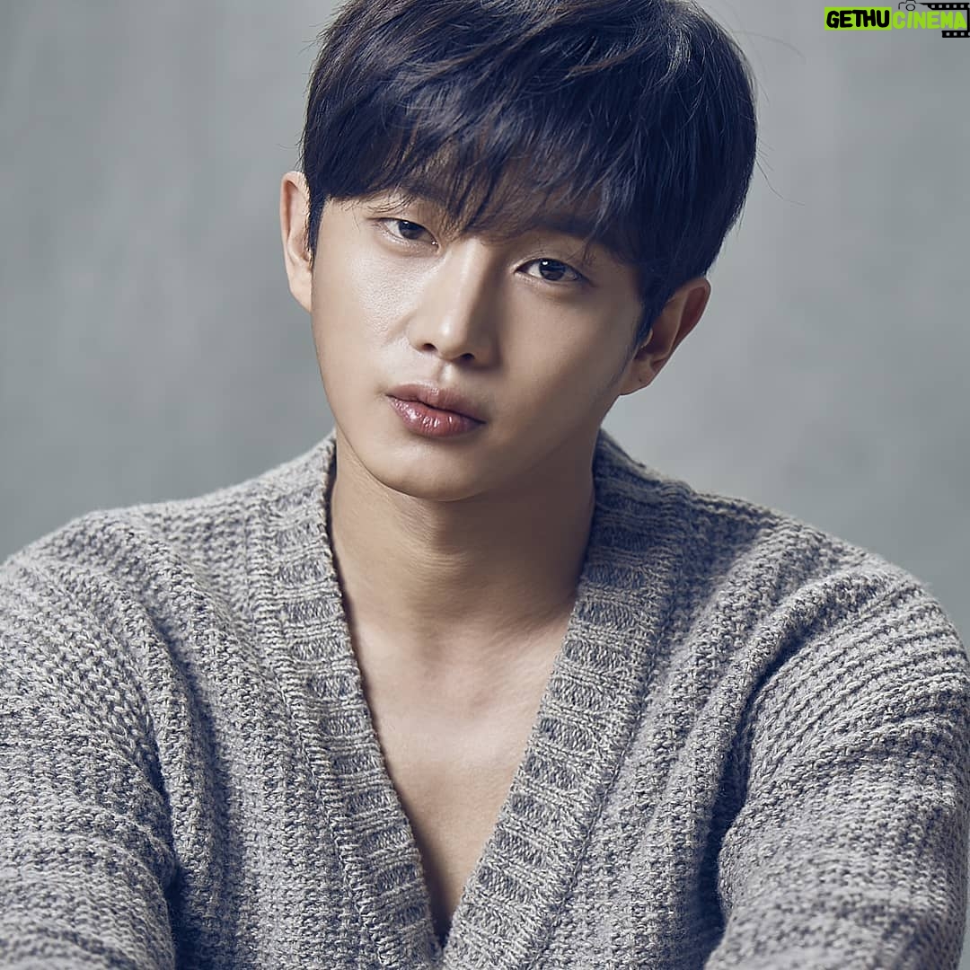 Kim Min-seok - 124.2K Likes - 프로필사진. #레이져빔 쏘기