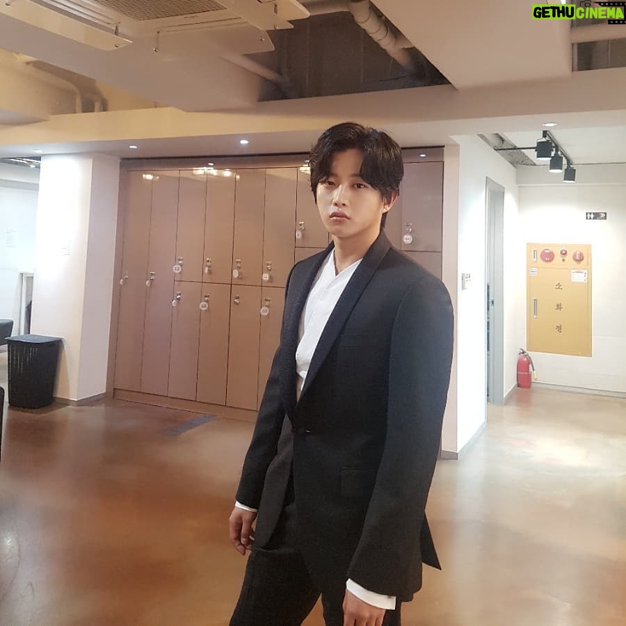 Kim Min-seok - 125.1K Likes - 백상예술대상 시상 출동 준비 끝-
우리 스텝들 감사합니다.스탈리스트 울 경이누나 그리고 청담동 샵계의 #어벤져스