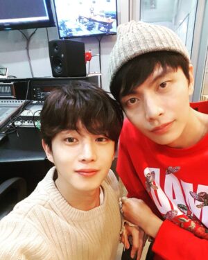 Kim Min-seok Instagram - 일터에선 오랜만인 밍키형과.
우리 박준화감독님 인터뷰에 감탄 중 ^^!!하하