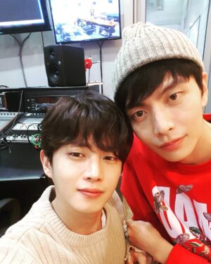 Kim Min-seok Instagram - 일터에선 오랜만인 밍키형과.
우리 박준화감독님 인터뷰에 감탄 중 ^^!!하하
