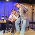 Kim Min-seok Instagram - 오늘 제 친구 김성규씨와 생방송 라디오진행을 했습니다.너무 편해서 잠시 생방송 이라는걸 잊었네요.#김성규 #심야아이돌 파이팅!!