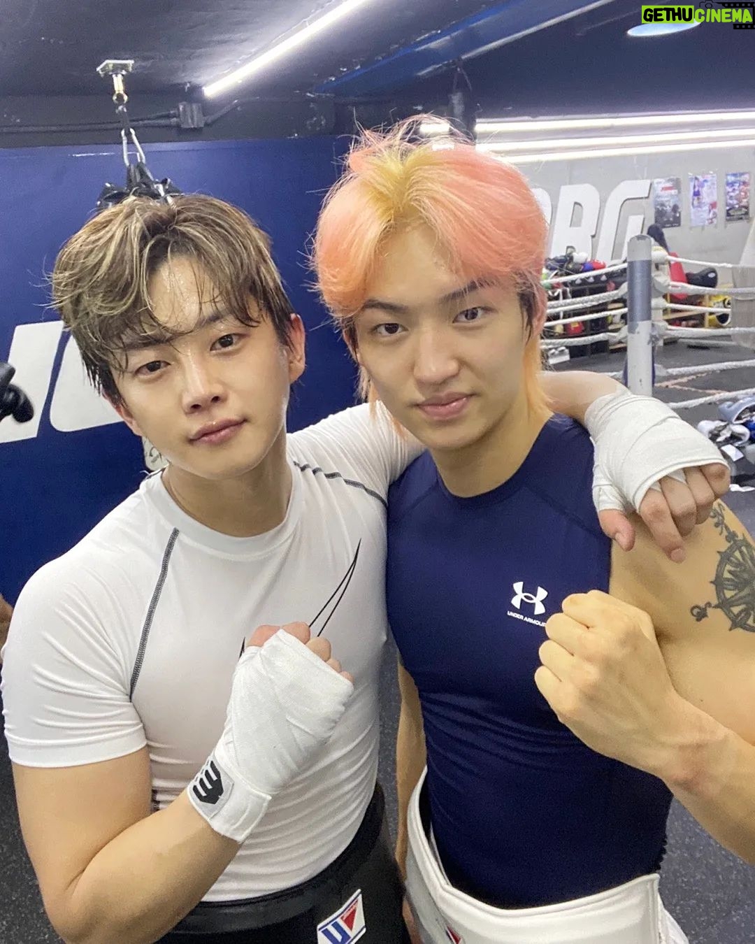 Kim Min-seok Instagram - 스파링 폭행 당한 후 #아파요😢 이번 mbc신인왕 먹은 99년생 애기 덩후니 늦었지만 다시 추카햇 #세계로가자 #형그만패