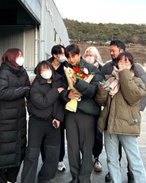 Kim Min-seok Instagram - 2022년 김민석 너 고생 많았고.
우리 스탭들도 너무 너무 고생 많았어요. 다가올 2023년 김민석 너 더 고생해라. 그리고 여러분들도 새해 복 다 가져가셔서 더 행복한 한 해가 되길 바래봅니다!!