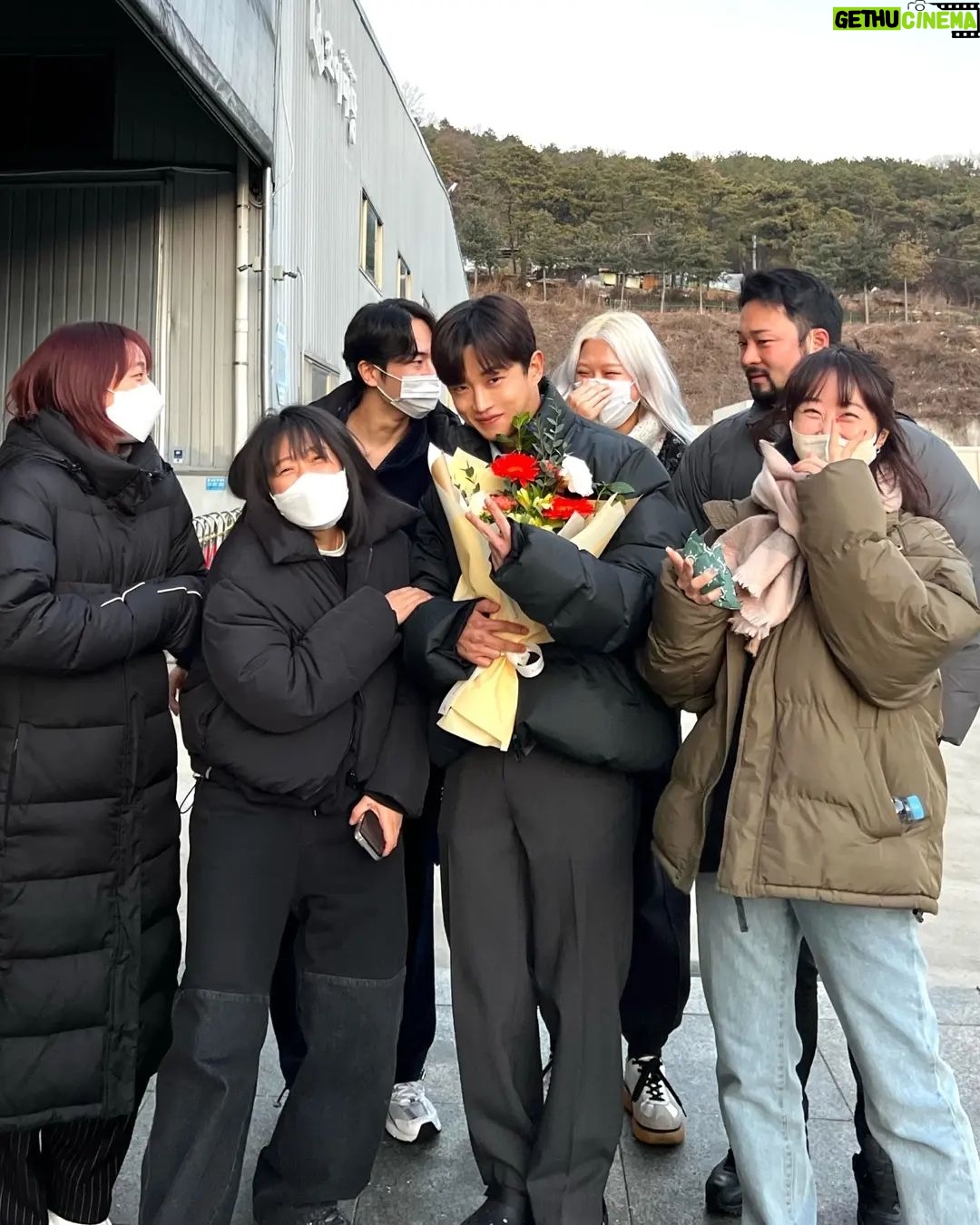 Kim Min-seok - 121.7K Likes - 2022년 김민석 너 고생 많았고.
우리 스탭들도 너무 너무 고생 많았어요. 다가올 2023년 김민석 너 더 고생해라. 그리고 여러분들도 새해 복 다 가져가셔서 더 행복한 한 해가 되길 바래봅니다!!