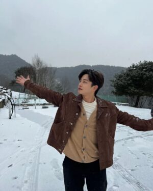 Kim Min-seok Instagram - 평창 셋트장에 고립된 나...
사진이라도 찍고자 했지만. 이 또한 쉽지않네. #눈그만