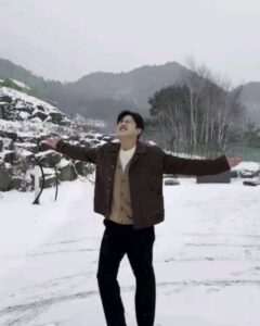 Kim Min-seok Instagram - 평창 셋트장에 고립된 나... 사진이라도 찍고자 했지만. 이 또한 쉽지않네. #눈그만