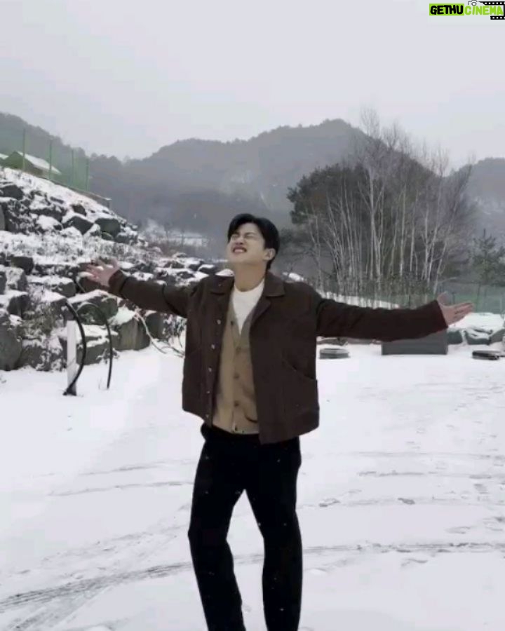 Kim Min-seok - 281.8K Likes - 평창 셋트장에 고립된 나...
사진이라도 찍고자 했지만. 이 또한 쉽지않네. #눈그만