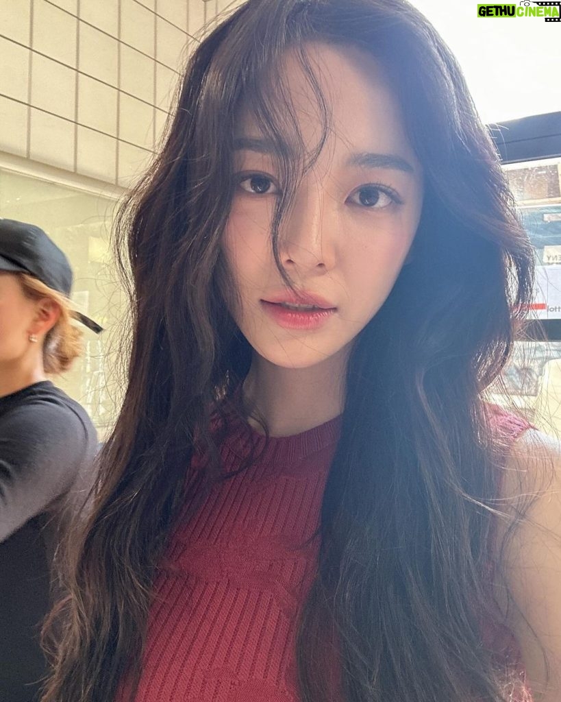 Kim Se-jeong Instagram - ☀️❤️🐎 @longchamp