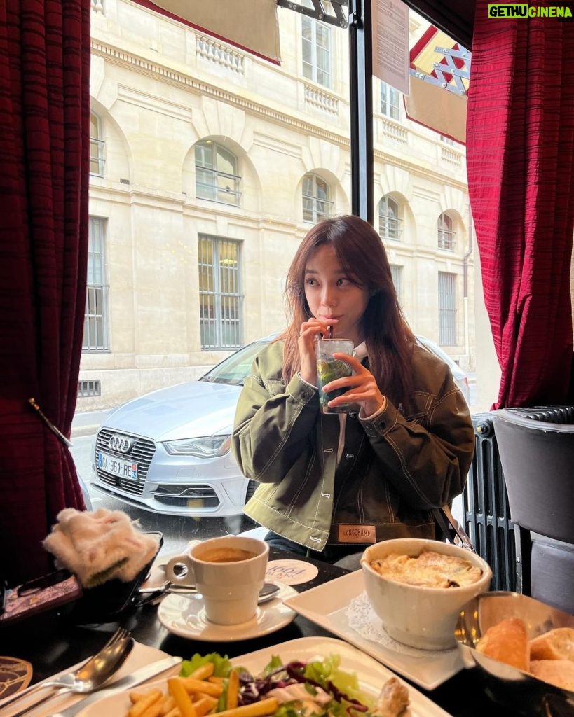 Kim Se-jeong Instagram - 루브르박물관 다녀왔어요 ✨