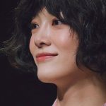 Kim Se-jeong Instagram – 템플을 보내며 

오늘이 제 템플의 마지막 공연 이라는게 아직도 믿기지 않네요…

연극 템플이라는 문을 넘으며
뮤지컬 때에도 느꼈지만 무대라는 건 정말 
함께임에 감사하고 함께에 더 의지하게 되는 것이구나 
몇 번이고 다시금 깨달았는데요 
그렇지만 또 다시금 깨닫는 건
그 함께가
이분들이었기 때문에 내가 느낀 많은 것 들이 
그럴 수 있던 거라는 것입니다 ㅎㅎ
템플과 함께해 준 사람들이 
우리 템플 식구들이라 너무너무 감사했습니다.

뭔가를 알아갈 때마다 잃는 느낌을 받던 제게 
다시금 새로운 영감을 준 건 모두 여기 계신 배우, 스텝분들 덕분이었습니다

템플의 문 앞에서 정말 수많은 두려움들과 싸우며
저 문을 넘곤 했는데요 

할 수 있을까
살아야 하는 이유가 뭘까 
우울을 이겨내고 싶다 
성장하고 싶다
나 자신을 진심으로 사랑하고 싶다
연기를 더 잘하고 싶다 
노래하고 싶다 
…
할 수 있다

신기하게도 울음 꾹 참으며 저 문을 넘고 나면 
정말 어느새 극복해내고 있더라고요 
문을 넘고 난 제 자신의 문제점들과 
그걸 도와주고 있는 많은 이들이 보였기 때문이겠죠
다음 성장을 위해서는 또 다음의 문이 기다리고 있겠지만 
이제는 압니다

나는 할 수 있다
우리는 할 수 있습니다 

템플과 함께해 주신 모든 분들의 다음 문을 응원하며 
저의 응원과 사랑을 전합니다

제게 많은 걸 알려 주시고 느끼게 해 주시고 
다음을 그릴 수 있게 해주셔서 감사합니다 

나의 ”세상“

사랑하고 또 사랑합니다 
진심으로요 
이번에도 덕분에 성장하고 
덕분에 울고 웃습니다 
늘 고맙고 사랑해요 
날 특별한 템플 세정이로 만들어 줘서 고마워요

사랑해요 
(회식에 취해서 마무리가 잘 안되네요 ㅎㅎ )
마음을 담아 세정 템플
올림