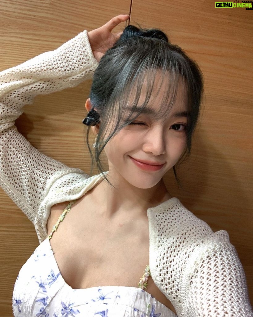 Kim Se-jeong Instagram - 오늘 5시 잇츠라이브에서 만나요!