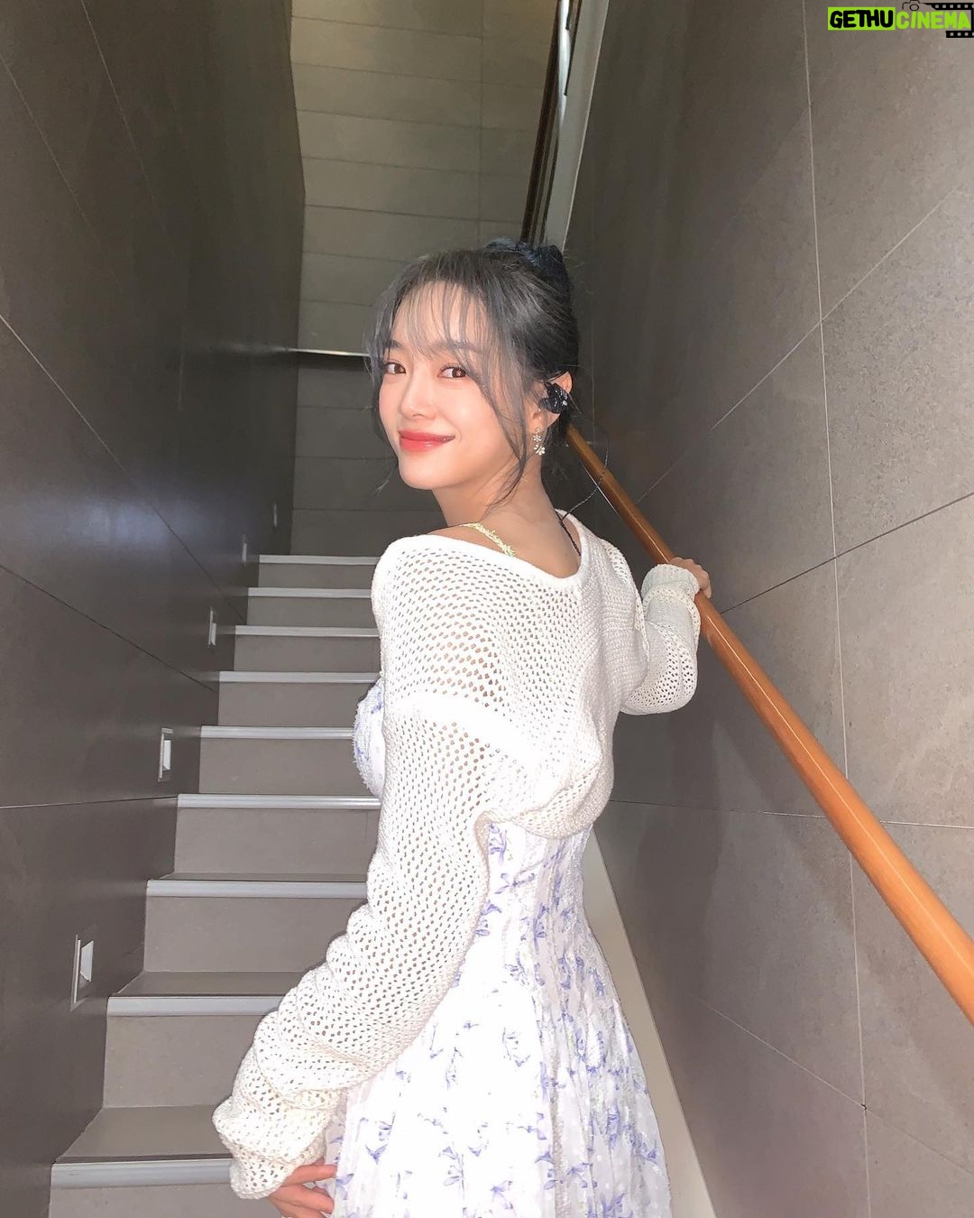 Kim Se-jeong Instagram - 오늘 5시 잇츠라이브에서 만나요!