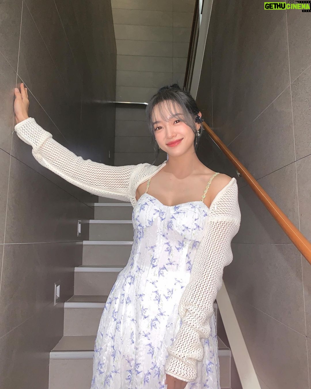 Kim Se-jeong Instagram - 오늘 5시 잇츠라이브에서 만나요!