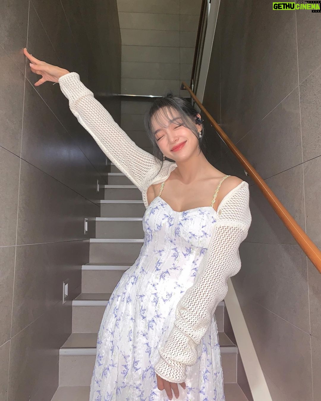 Kim Se-jeong Instagram - 오늘 5시 잇츠라이브에서 만나요!