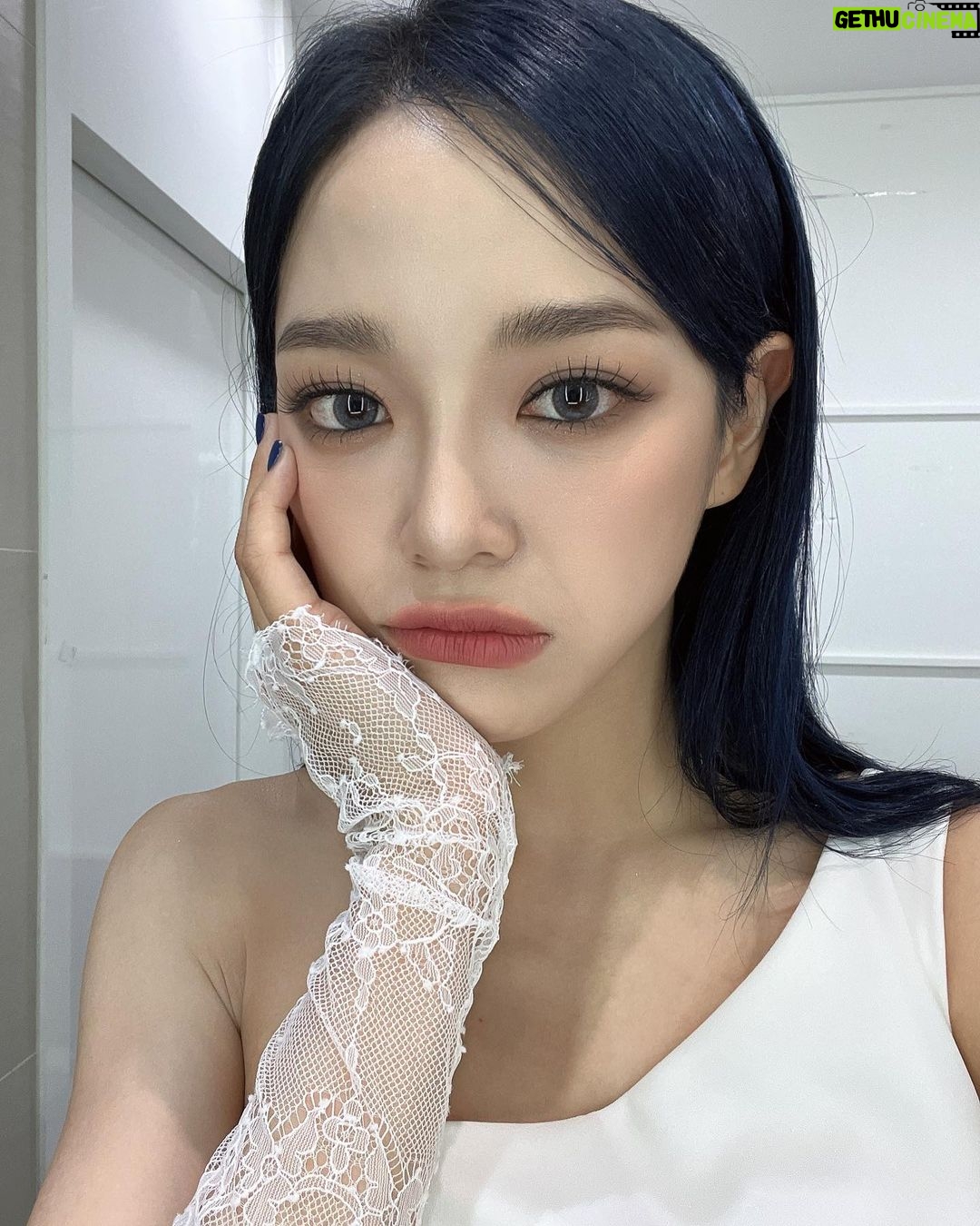 Kim Se-jeong Instagram - Top or Cliff 🚪