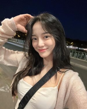 Kim Se-jeong Instagram - 나랑 파리 여행 갈 사람!
#indigopromise 

🫣https://youtu.be/Xj_oDhs2WAE?si=5rie8T_FRXNfCV_c
