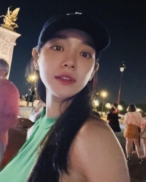 Kim Se-jeong Instagram - 나랑 파리 여행 갈 사람!
#indigopromise 

🫣https://youtu.be/Xj_oDhs2WAE?si=5rie8T_FRXNfCV_c