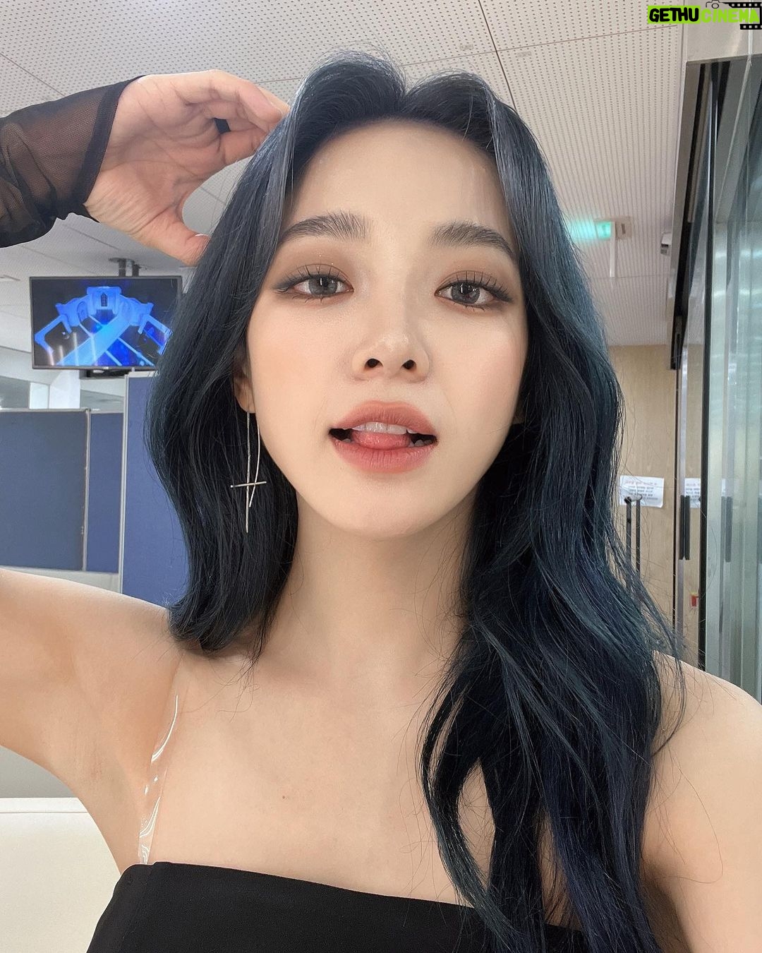 Kim Se-jeong Instagram - Top or Cliff #mcountdown #엠카운트다운 6시 첫 방송!