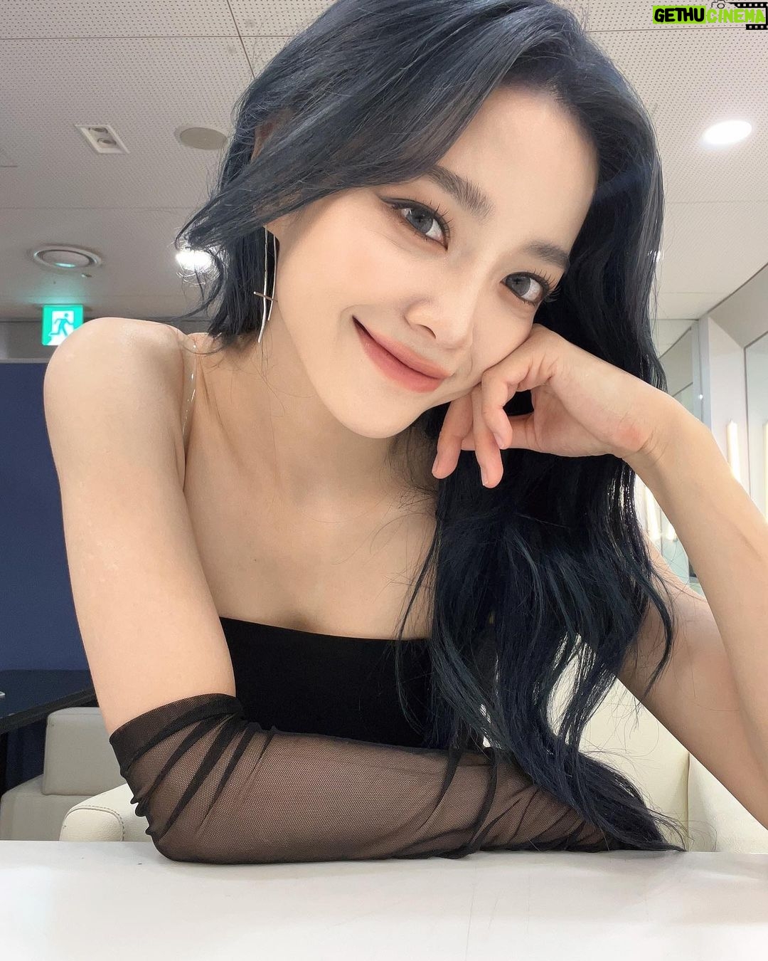 Kim Se-jeong Instagram - Top or Cliff #mcountdown #엠카운트다운 6시 첫 방송!