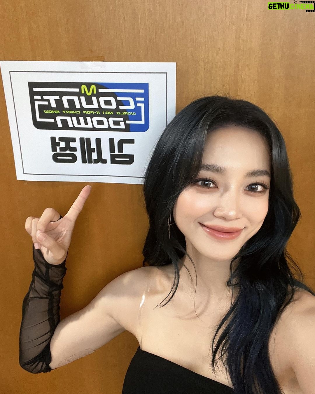Kim Se-jeong Instagram - Top or Cliff #mcountdown #엠카운트다운 6시 첫 방송!