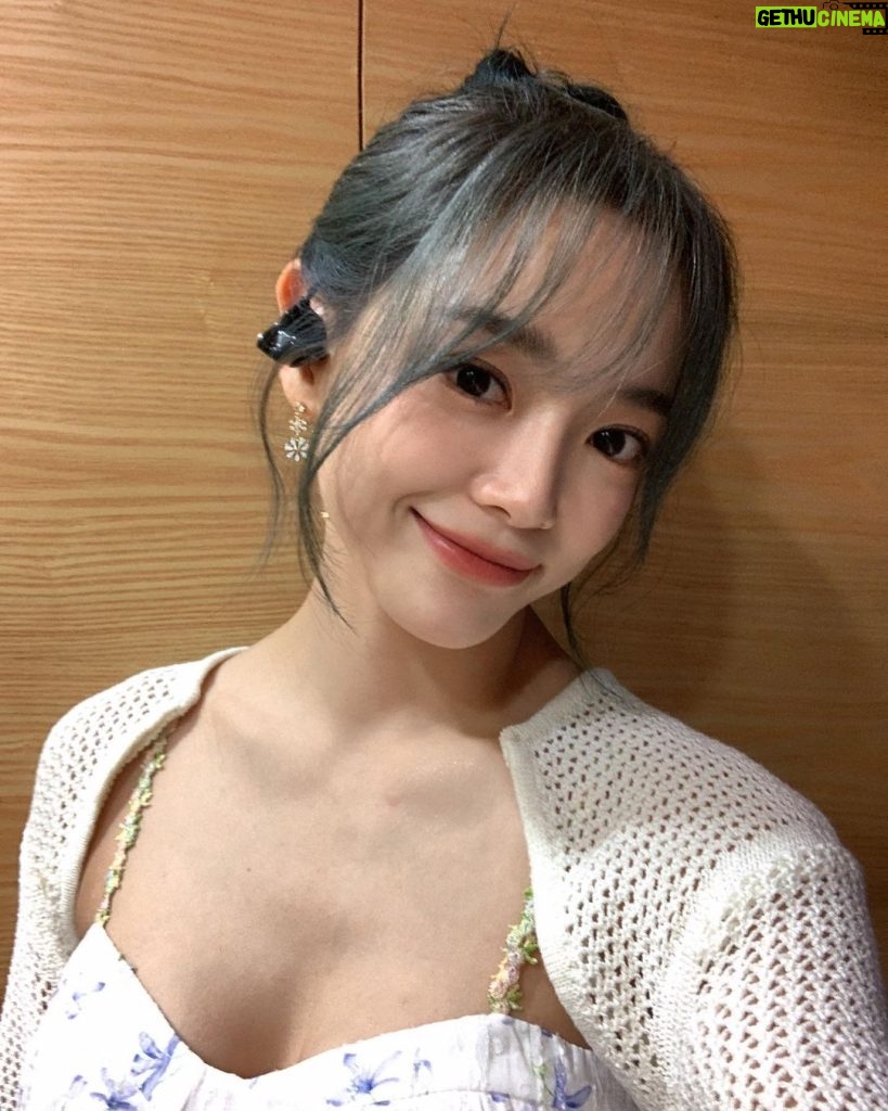 Kim Se-jeong Instagram - 오늘 5시 잇츠라이브에서 만나요!