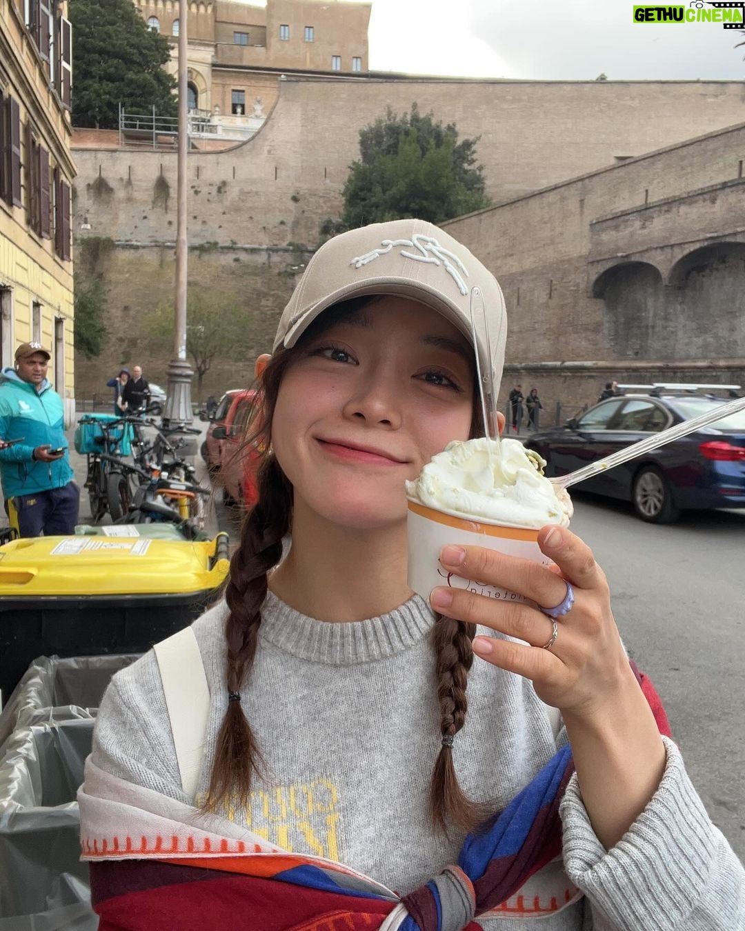 Kim Se-jeong Instagram - 바티칸 투어 1일1젤라또🍨 Museo Vaticano Roma