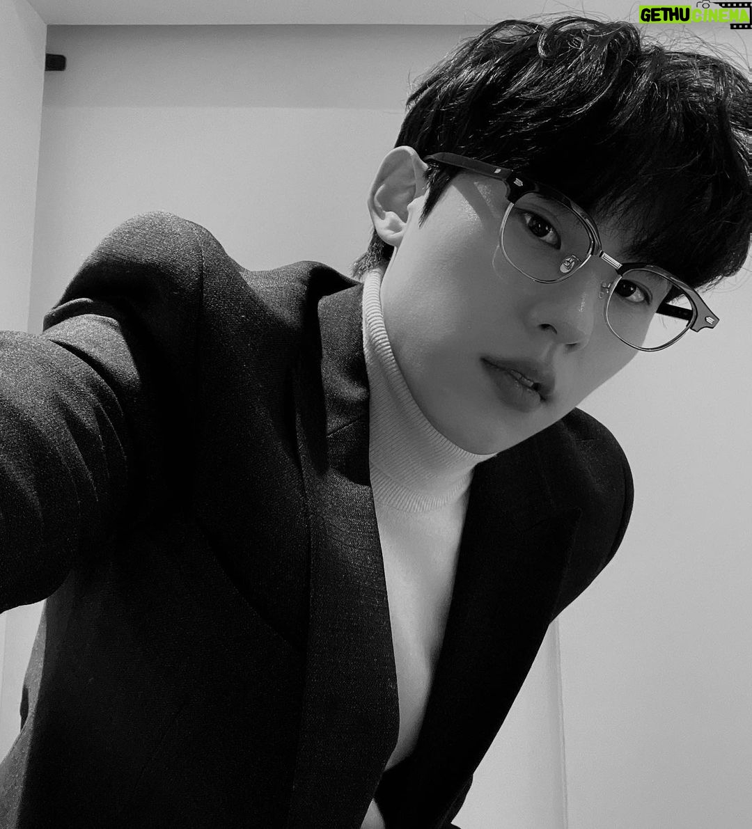 Kim Sung-cheol Instagram - 2008년 얼짱각도 느낌. 토요일 2