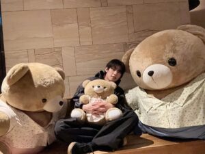Kim Sung-cheol Instagram - 촬영장에귀여운🧸