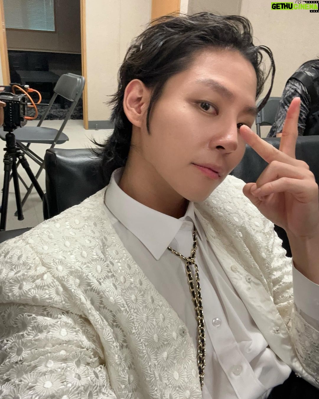 Kim Woo-sung Instagram - The night my voice was shit but didn't matter cause Blackroses sing better than me 🤷🏻♂️ Lollapoolza - Grant Park Chicago