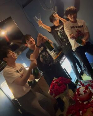 Kim Woo-sung Instagram - Since it's the 6th anniversary of The Rose, I wanted to share my happiest moments as The Rose. 

Thank you for creating the opportunity for us to travel the world and experience life with music. From the bottom of our hearts, We Rose You 🥀