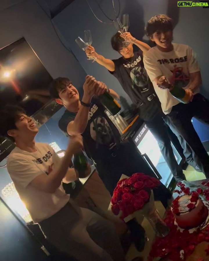 Kim Woo-sung - 525.8K Likes - Since it's the 6th anniversary of The Rose, I wanted to share my happiest moments as The Rose.
Thank you for creating the opportunity for us to travel the world and experience life with music. From the bottom of our hearts, We Rose You š„