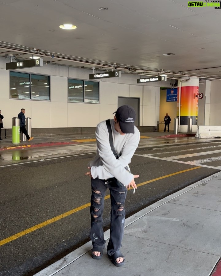 Kim Woo-sung - 525.8K Likes - Since it's the 6th anniversary of The Rose, I wanted to share my happiest moments as The Rose.
Thank you for creating the opportunity for us to travel the world and experience life with music. From the bottom of our hearts, We Rose You š„