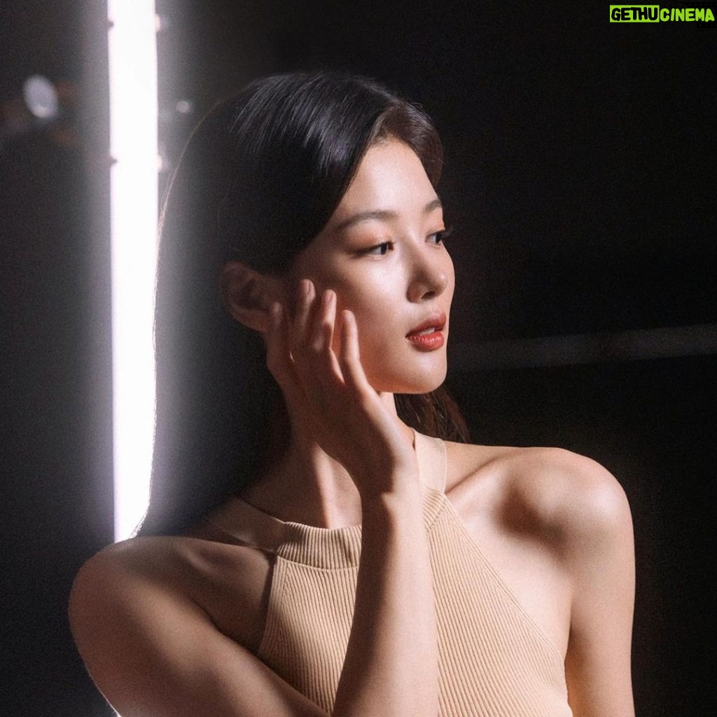 Kim You-jung Instagram - LANEIGE.💛 #laneige #perfectrenew #3xserum #AD