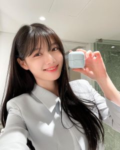 Kim You-jung Instagram - 💙🤍💙 . #AD #라네즈워터뱅크
