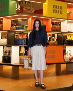 Kim You-jung Instagram - Thank you for the warm welcome @miumiu ♡ I was so happy to be with hong kong fans🧡 #MiuMiu #MiuCrew ✈️🌊 Pacific Place Hong Kong