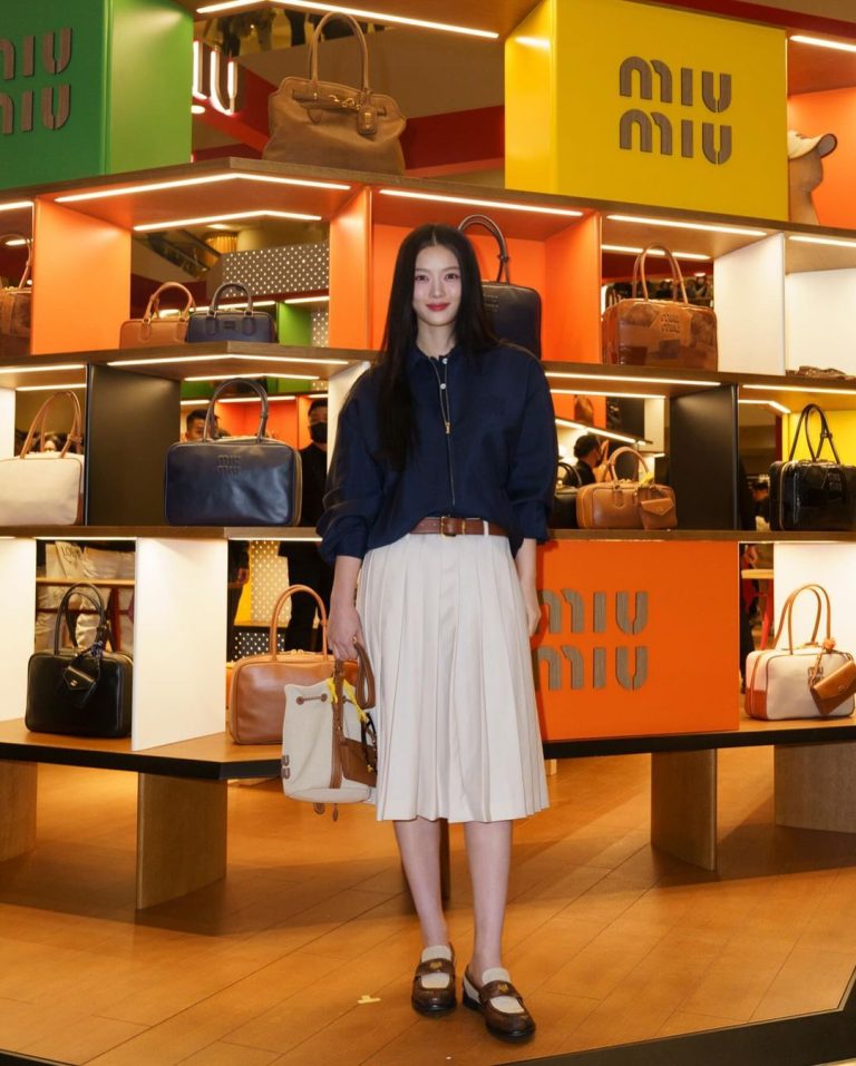 Kim You-jung Instagram - Thank you for the warm welcome @miumiu ♡ I was so happy to be with hong kong fans🧡 #MiuMiu #MiuCrew ✈️🌊 Pacific Place Hong Kong