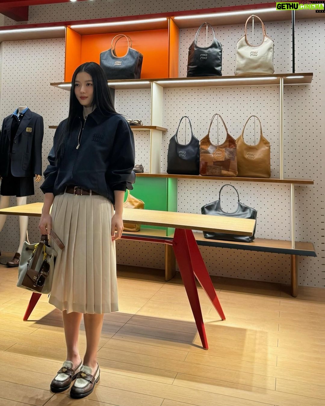 Kim You-jung Instagram - Thank you for the warm welcome @miumiu ♡ I was so happy to be with hong kong fans🧡 #MiuMiu #MiuCrew ✈️🌊 Pacific Place Hong Kong