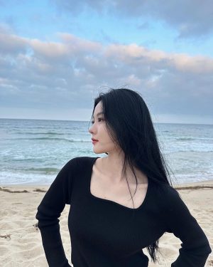 Kim You-jung Instagram - 👿😈
수많은 발자국 중에 남은 
또 하나의 우리라는 흔적