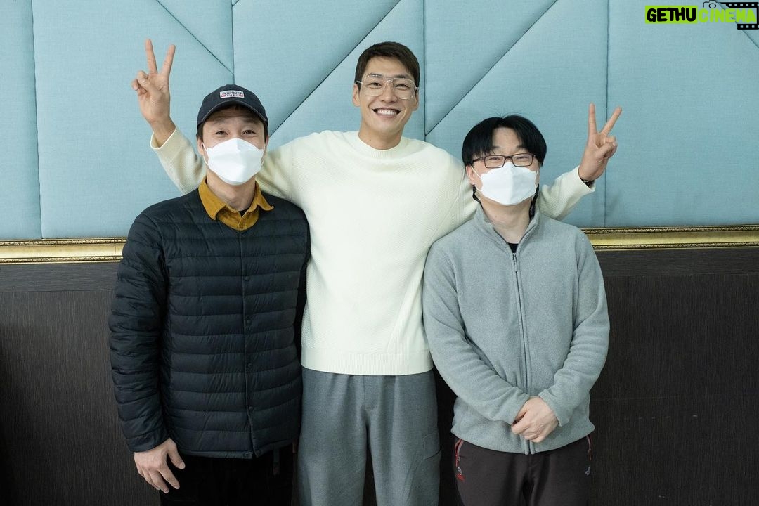 Kim Young-kwang Instagram - 피디님과 나 감독님 #썸바디 마지막 촬영날