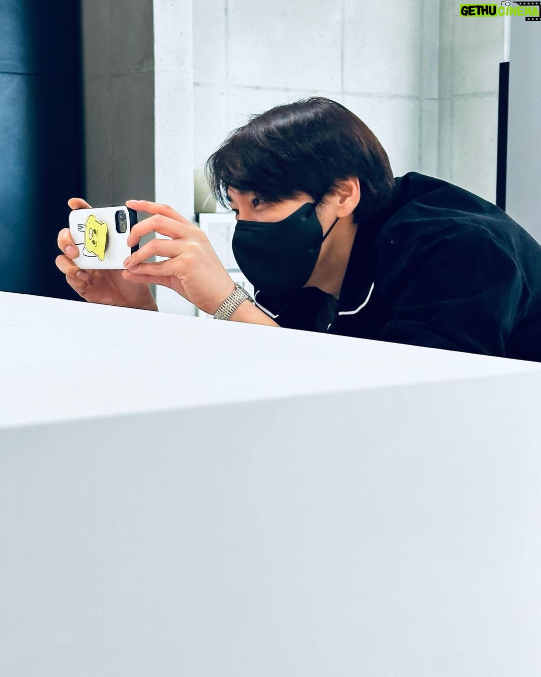Kim Young-kwang Instagram - @studio.wonwoolee #이원우작가 형