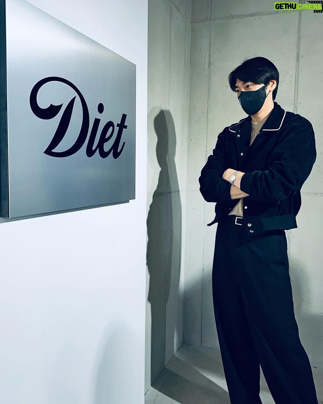 Kim Young-kwang Instagram - @studio.wonwoolee #이원우작가 형