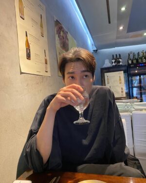Kim Young-kwang Instagram - 밥먹으러 가서 해림이가 찍어준 사진 📸📸📸