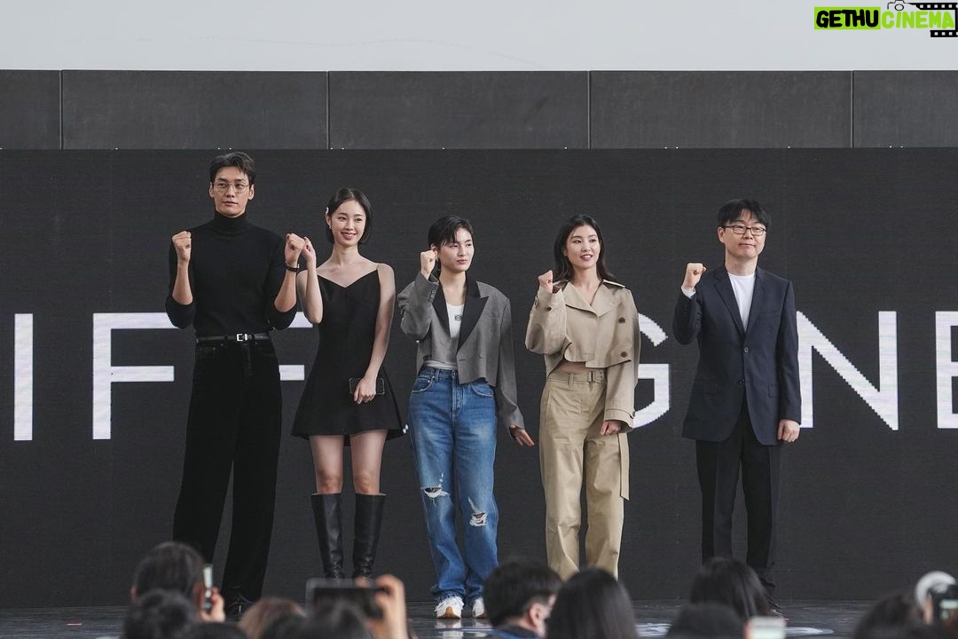 Kim Young-kwang Instagram - #부국제 두번째날 #썸바디 많은 얘기 못했지만 너무 멋진 #netflixseries 🔥🔥