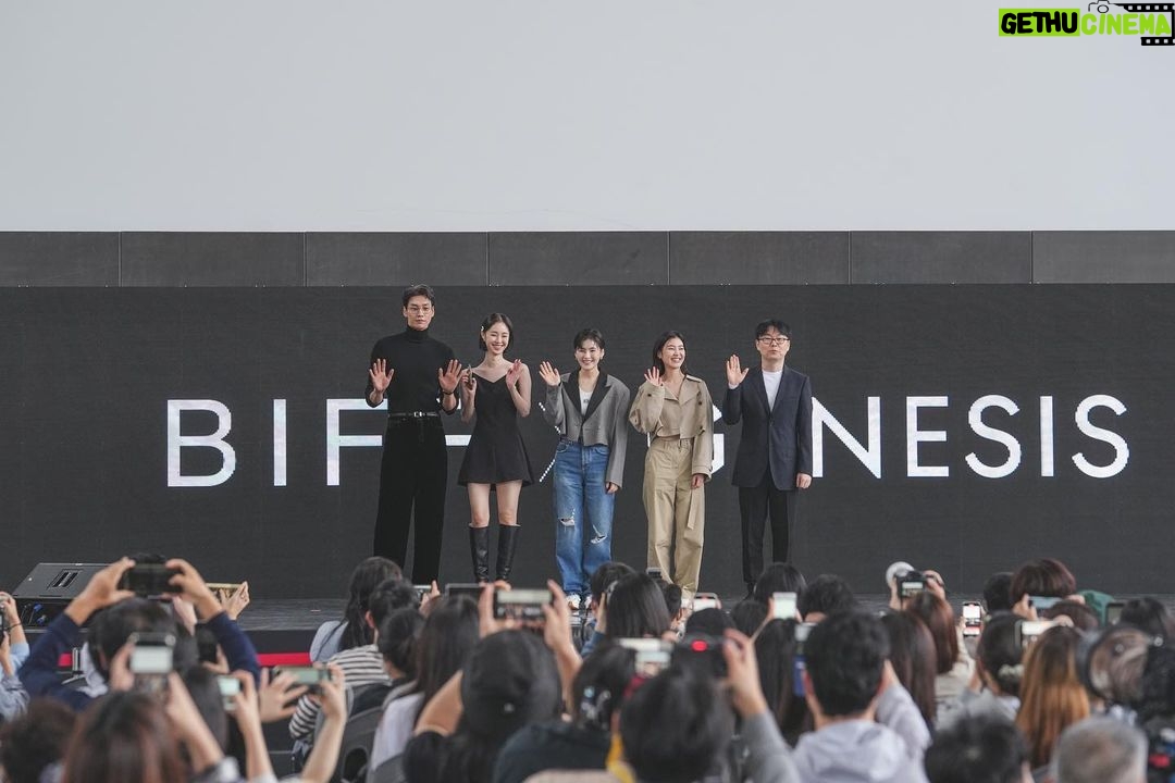 Kim Young-kwang Instagram - #부국제 두번째날 #썸바디 많은 얘기 못했지만 너무 멋진 #netflixseries 🔥🔥