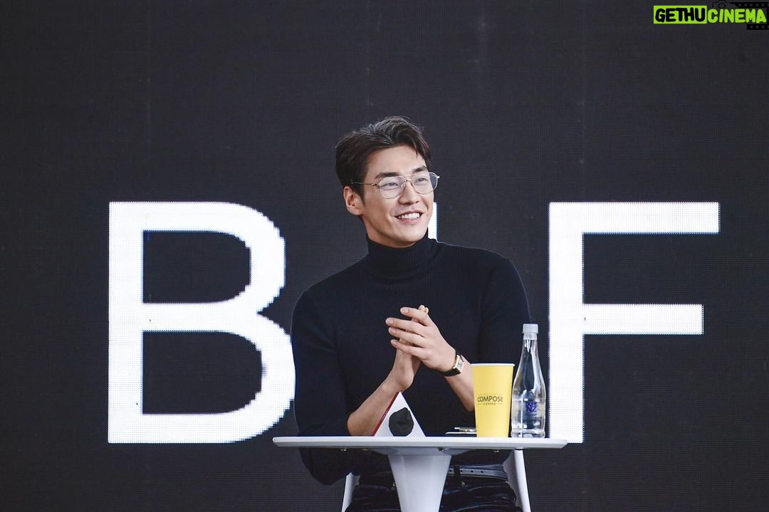 Kim Young-kwang Instagram - #부국제 두번째날 #썸바디 많은 얘기 못했지만 너무 멋진 #netflixseries 🔥🔥