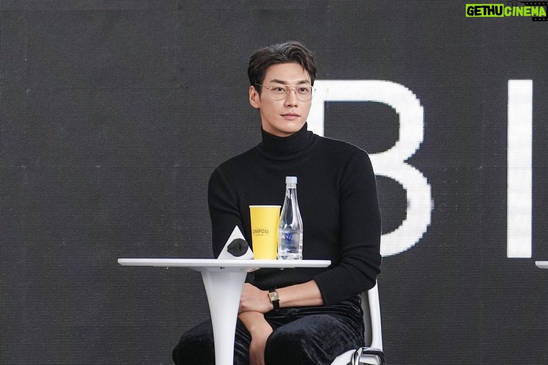 Kim Young-kwang Instagram - #부국제 두번째날 #썸바디 많은 얘기 못했지만 너무 멋진 #netflixseries 🔥🔥