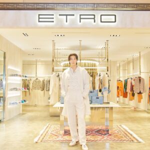 Kim Young-kwang Instagram - #EtroSS23 #etro #에트로 #에트로맨즈 @etro ✌🏻